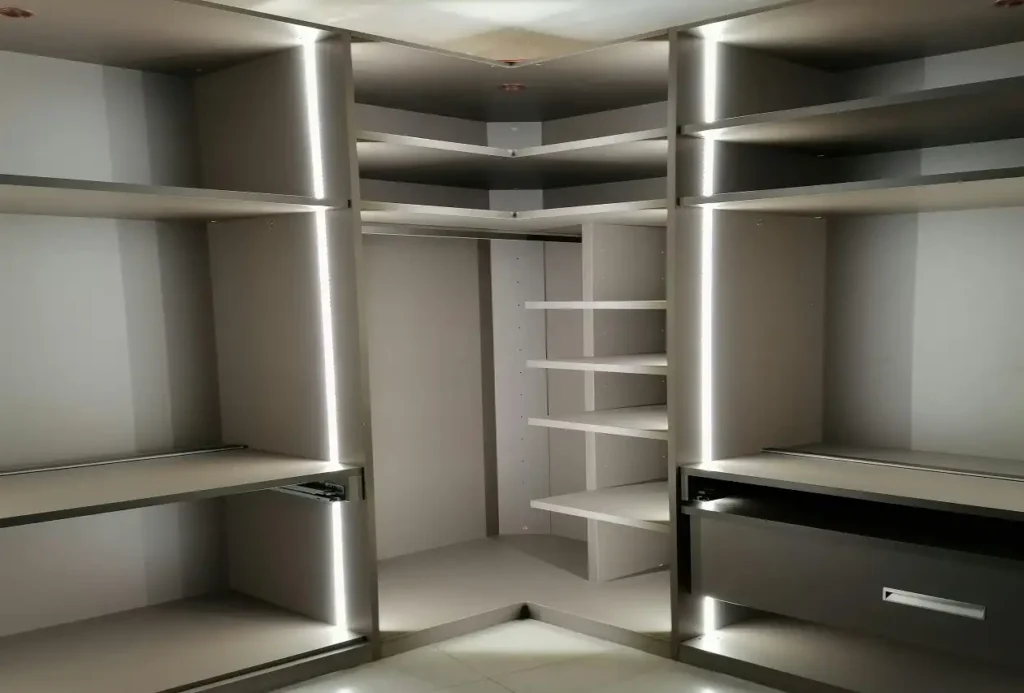 Mueble personalizado en una habitación.