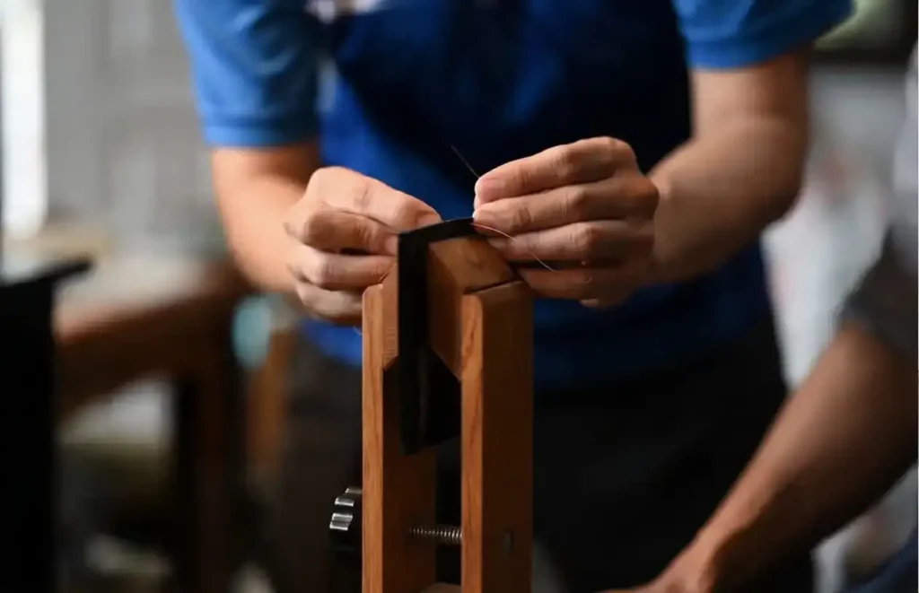 Carpintero haciendo muebles a medida.